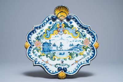 Een grote polychrome Delftse plaquette met een koppel bij een rivier, 18e eeuw