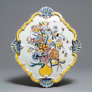 Een grote polychrome Delftse plaquette met gevulde bloemenvaas, 18e eeuw — foto 1