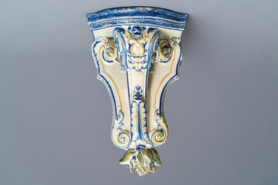Een grote polychrome Franse faïence wandconsole, Rouen, 18e eeuw
