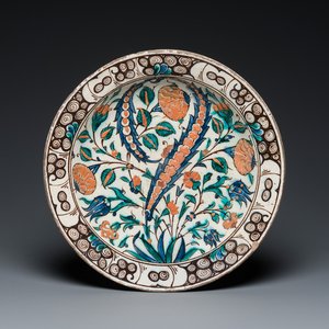 Een grote polychrome Iznik schotel met 'Saz' decor, Turkije, eind 16e eeuw — foto 1