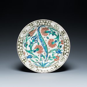 Een grote polychrome Iznik schotel met 'Saz' decor, Turkije, eind 16e eeuw — foto 1