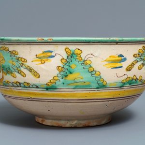 Een grote polychrome Spaans aardewerken kom met een stier, Talavera, 18e eeuw — foto 3