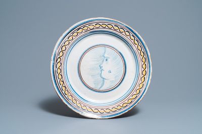 Een grote polychrome Spaanse schotel met een gezicht, 19e eeuw