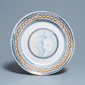Een grote polychrome Spaanse schotel met een gezicht, 19e eeuw — foto 1