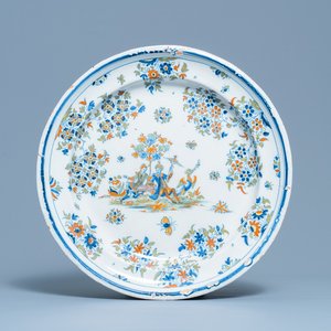 Een grote polychrome Spaanse schotel met twee Turken, Alcora, Spanje, 18e eeuw — foto 1