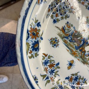 Een grote polychrome Spaanse schotel met twee Turken, Alcora, Spanje, 18e eeuw — foto 14