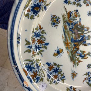 Een grote polychrome Spaanse schotel met twee Turken, Alcora, Spanje, 18e eeuw — foto 15