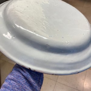 Een grote polychrome Spaanse schotel met twee Turken, Alcora, Spanje, 18e eeuw — foto 3