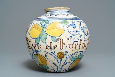Een grote polychrome 'vaso a palla' apothekerspot in Italiaanse majolica, Venetië, 17e eeuw