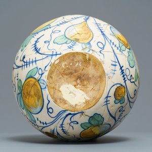 Een grote polychrome 'vaso a palla' apothekerspot in Italiaanse majolica, Venetië, 17e eeuw — foto 6