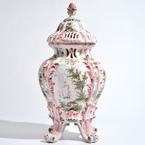 Een grote pot pourri-vaas met deksel in Franse faïence in de stijl van Marseille, 19e eeuw — foto 2
