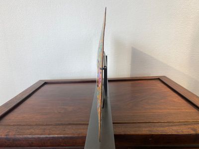 Een grote rechthoekige Chinese plaquette met fraai floraal decor op goudgele fondkleur, Yongzheng — foto 2