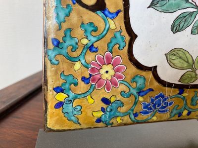 Een grote rechthoekige Chinese plaquette met fraai floraal decor op goudgele fondkleur, Yongzheng — foto 6