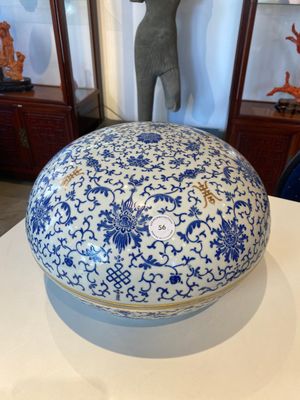 Een grote ronde Chinese dekseldoos met overglazuur blauw lotusdecor, Guangxu merk en periode — foto 1