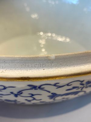 Een grote ronde Chinese dekseldoos met overglazuur blauw lotusdecor, Guangxu merk en periode — foto 18