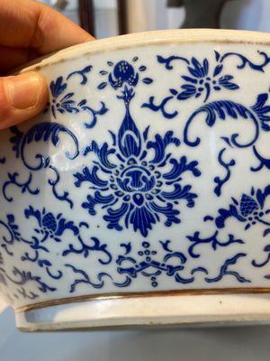 Een grote ronde Chinese dekseldoos met overglazuur blauw lotusdecor, Guangxu merk en periode — foto 20
