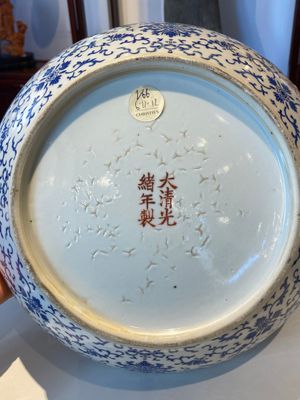 Een grote ronde Chinese dekseldoos met overglazuur blauw lotusdecor, Guangxu merk en periode — foto 22