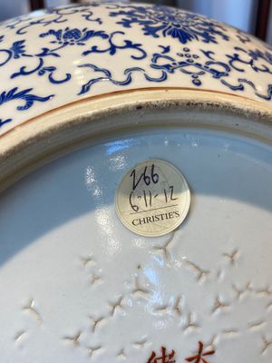 Een grote ronde Chinese dekseldoos met overglazuur blauw lotusdecor, Guangxu merk en periode — foto 24