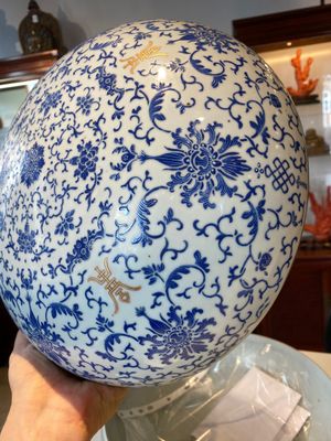 Een grote ronde Chinese dekseldoos met overglazuur blauw lotusdecor, Guangxu merk en periode — foto 7
