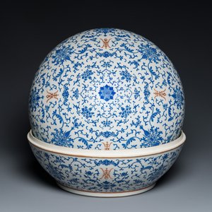 Een grote ronde Chinese dekseldoos met overglazuur blauw lotusdecor, Guangxu merk en periode — foto 1