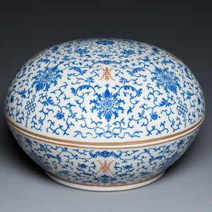 Een grote ronde Chinese dekseldoos met overglazuur blauw lotusdecor, Guangxu merk en periode — foto 2