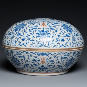 Een grote ronde Chinese dekseldoos met overglazuur blauw lotusdecor, Guangxu merk en periode — foto 5
