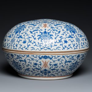 Een grote ronde Chinese dekseldoos met overglazuur blauw lotusdecor, Guangxu merk en periode — foto 6