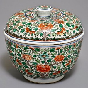Een grote ronde Chinese wucai dekseldoos met floraal decor, Kangxi — foto 1