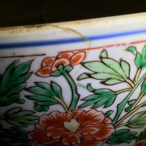 Een grote ronde Chinese wucai dekseldoos met floraal decor, Kangxi — foto 14
