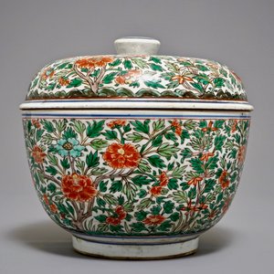 Een grote ronde Chinese wucai dekseldoos met floraal decor, Kangxi — foto 3