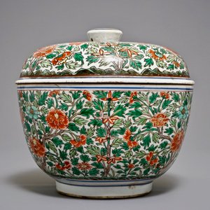 Een grote ronde Chinese wucai dekseldoos met floraal decor, Kangxi — foto 4