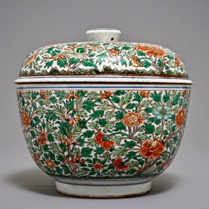Een grote ronde Chinese wucai dekseldoos met floraal decor, Kangxi — foto 5