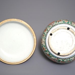 Een grote ronde Chinese wucai dekseldoos met floraal decor, Kangxi — foto 7