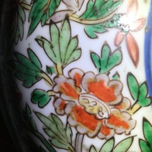 Een grote ronde Chinese wucai dekseldoos met floraal decor, Kangxi — foto 8
