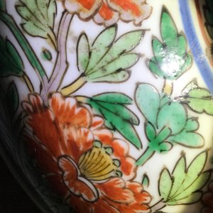 Een grote ronde Chinese wucai dekseldoos met floraal decor, Kangxi — foto 9