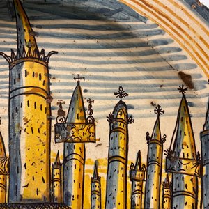 Een grote schotel in Italiaanse majolica met een zicht op San Gimignano, Deruta, 16/17e eeuw — foto 14
