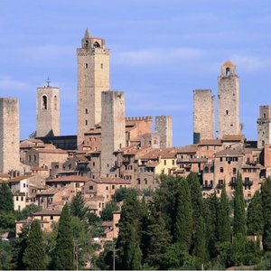 Een grote schotel in Italiaanse majolica met een zicht op San Gimignano, Deruta, 16/17e eeuw — foto 3