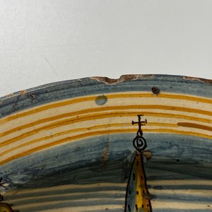 Een grote schotel in Italiaanse majolica met een zicht op San Gimignano, Deruta, 16/17e eeuw — foto 4