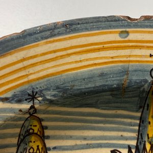 Een grote schotel in Italiaanse majolica met een zicht op San Gimignano, Deruta, 16/17e eeuw — foto 5