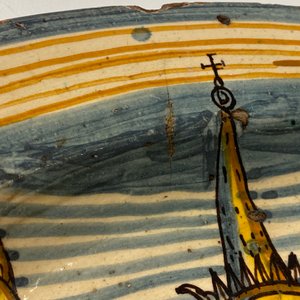 Een grote schotel in Italiaanse majolica met een zicht op San Gimignano, Deruta, 16/17e eeuw — foto 6