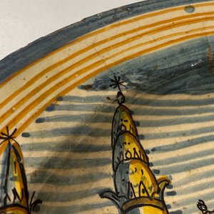 Een grote schotel in Italiaanse majolica met een zicht op San Gimignano, Deruta, 16/17e eeuw — foto 7