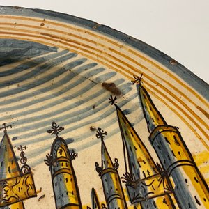 Een grote schotel in Italiaanse majolica met een zicht op San Gimignano, Deruta, 16/17e eeuw — foto 9