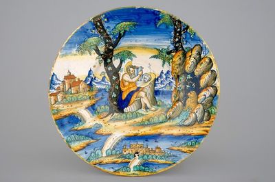 Een grote schotel in Italiaanse majolica, Urbino of Venetië, ca. 1550
