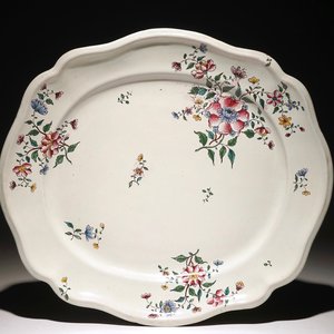 Een grote schotel met floraal decor in Franse faïence de l'Est, Paul Hannong, Strasbourg, 18e eeuw — foto 1