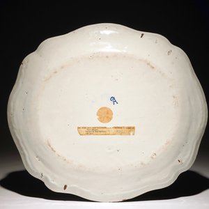 Een grote schotel met floraal decor in Franse faïence de l'Est, Paul Hannong, Strasbourg, 18e eeuw — foto 2