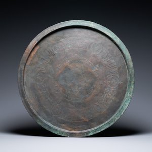 Een grote Seljoek bronzen schotel met inscripties in Koefisch schrift, Iran, 12/14e eeuw — foto 1