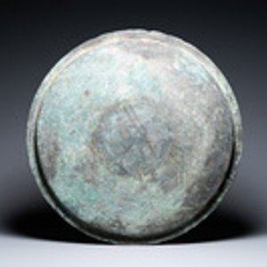 Een grote Seljoek bronzen schotel met inscripties in Koefisch schrift, Iran, 12/14e eeuw — foto 2