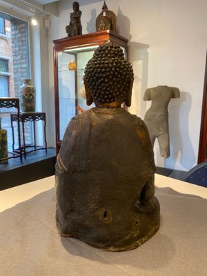 Een grote Sino-Tibetaanse bronzen Boeddha met sporen van vergulding, Ming — foto 4