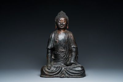 Een grote Sino-Tibetaanse bronzen Boeddha met sporen van vergulding, Ming