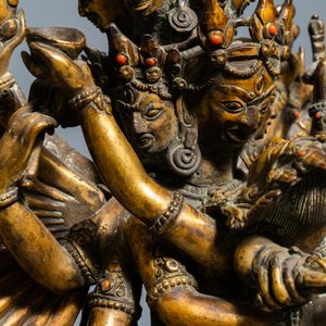 Een grote Sino-Tibetaanse verguld bronzen figuur van Kapaladhara Hevajra, 18/19e eeuw — foto 13